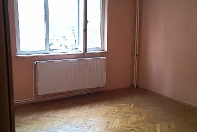Apartament cu 3 camere decomandat, mobilat în Casa de Cultură