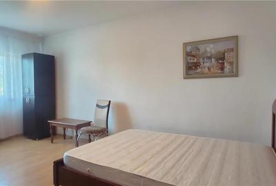 Apartament cu 2 camere decomandat în Podul de Fier