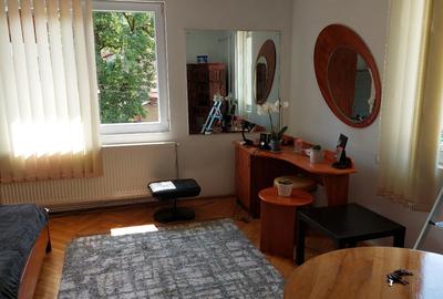 Apartament cu 2 camere semidecomandat în Schei