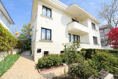 Casă individuală cu 14 camere în Arcul de Triumf