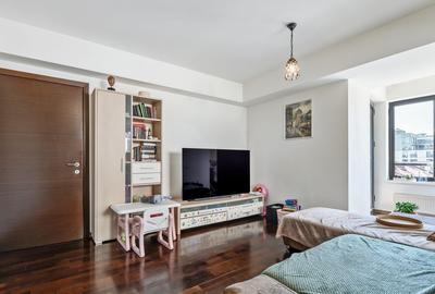 Apartament cu 3 camere semidecomandat în Victoriei