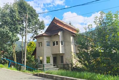 Casă cu 4 camere în Satu Nou
