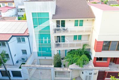 Casă cu 8 camere în Faleza Nord