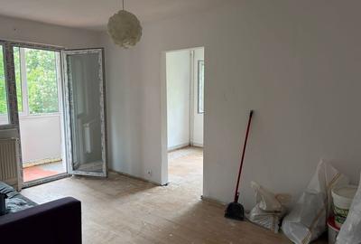 Apartament cu 3 camere semidecomandat în Dâmbu Pietros