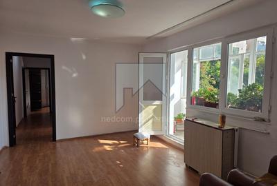 Apartament cu 3 camere semidecomandat, mobilat în Berceni