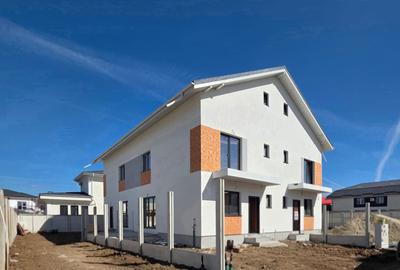 Casă cu 4 camere în Bragadiru
