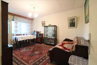 Apartament cu 3 camere decomandat în Podu Roș