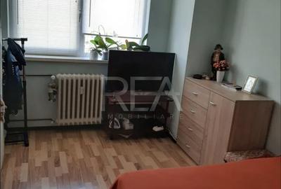 Apartament cu 3 camere decomandat, mobilat în Păcii