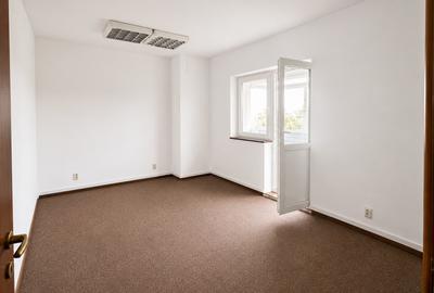 Apartament cu 4 camere decomandat în P-ța Victoriei