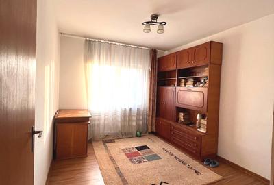 Apartament 3 camere 68mp Bradet -garaj langa bloc Pret 88.000eur neg - 2