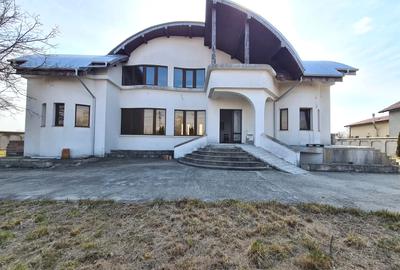 Casă individuală cu 8 camere decomandat în Tărtășești