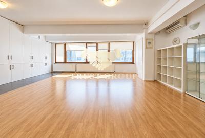 Apartament cu 3 camere semidecomandat în Calea Victoriei