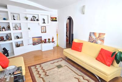 Apartament cu 3 camere semidecomandat în Mircea cel Bătrân