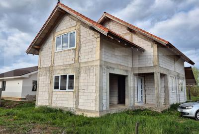 Casă individuală cu 4 camere în Sânmartin
