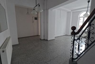 Imobil Central 355 mp | D+P+1+M | Consolidat & Renovant | 9 Camere - 11