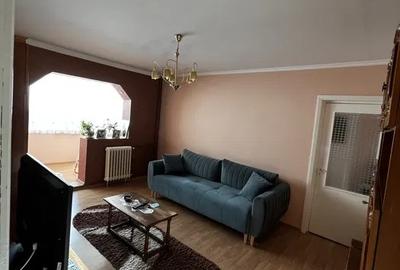 Apartament cu 3 camere semidecomandat în Florilor