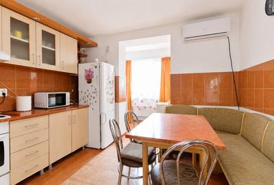 Apartament cu 2 camere semidecomandat, mobilat în Șofronea