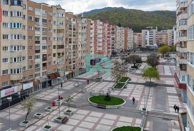 Apartament cu 4 camere decomandat în Răcădău