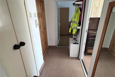 Apartament cu 3 camere semidecomandat în Podu Roș