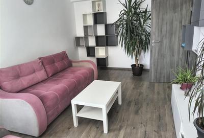 Apartament cu 3 camere decomandat în Tractorul