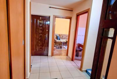 3  camere  decomandate , centrala pe gaze, zona Dacia -Farmacris ,pod util , SUD - 6