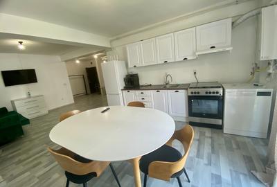 Apartament cu 3 camere semidecomandat, mobilat în Dâmbul Rotund