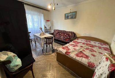 Apartament cu 3 camere decomandat în Podu Roș