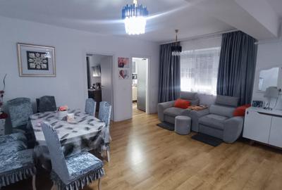 Apartament cu 3 camere decomandat, mobilat în Calea Moldovei