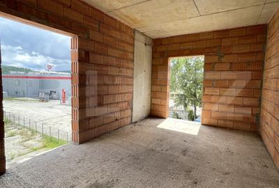 Apartament cu 3 camere semidecomandat în Calea Moldovei