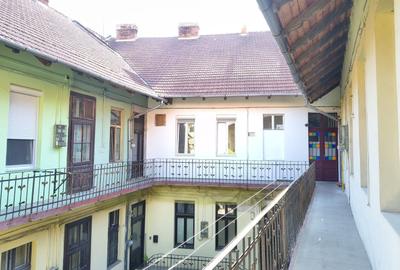 Apartament central, 2 camere, centrala gaz. 390 E/lună. Comision 0 - 9