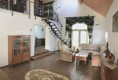 Casă individuală cu 8 camere în Lucieni