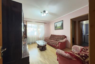 Apartament cu 3 camere semidecomandat, mobilat în Milcov