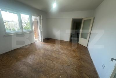 Apartament cu 4 camere decomandat în Micro 16