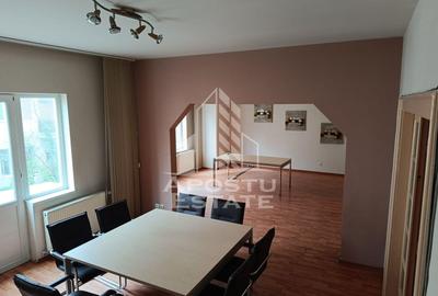 Apartament cu 4 camere decomandat în Cetății