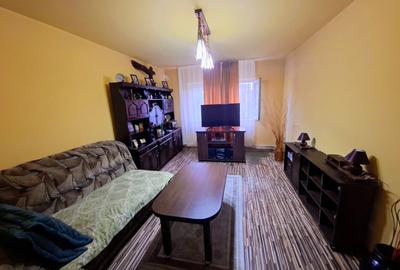 3  camere  decomandate , centrala pe gaze, zona Dacia -Farmacris ,pod util , SUD - 9