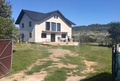 Casă individuală cu 5 camere în Periferie