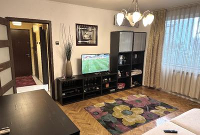 Apartament cu 3 camere semidecomandat, mobilat în Ștefan cel Mare