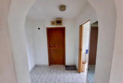 Apartament cu 3 camere semidecomandat în Berceni