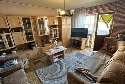 Apartament cu 3 camere decomandat în Astra