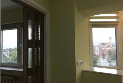 Apartament cu 4 camere decomandat în Cetate