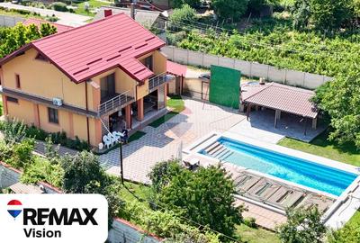 Casă / Vilă cu 8 camere de vânzare - 1