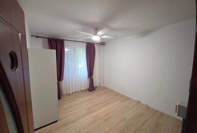 Apartament cu 4 camere semidecomandat în Berceni