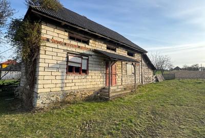 Casă individuală cu 2 camere în Asuaju de Sus