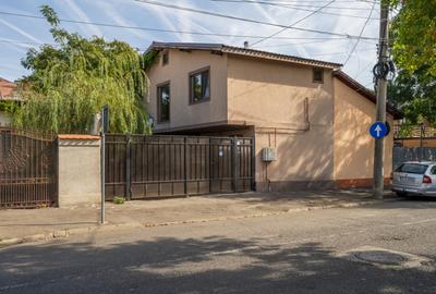 Două case. O singură curte. Mai multe feluri de a spune „acasă” - 26