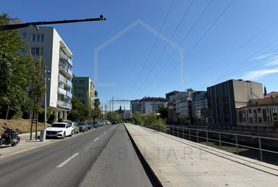 Apartament cu 2 camere semidecomandat, mobilat în Central