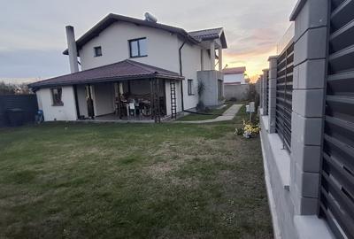 Casă individuală cu 3 camere în Izvoru (Vânătorii Mici)