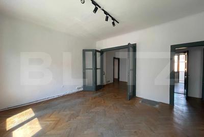 Apartament cu 4 camere decomandat în Central