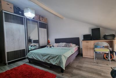 Apartament cu 3 camere semidecomandat, mobilat în Bucium