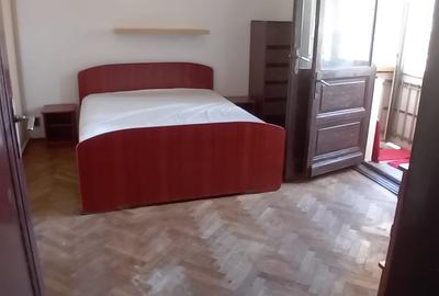 Apartament cu 3 camere semidecomandat, mobilat în Romană