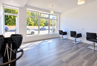 Spațiu comercial 52 mp | Salon Beauty / Barber echipat | Vitrină stradală - 1